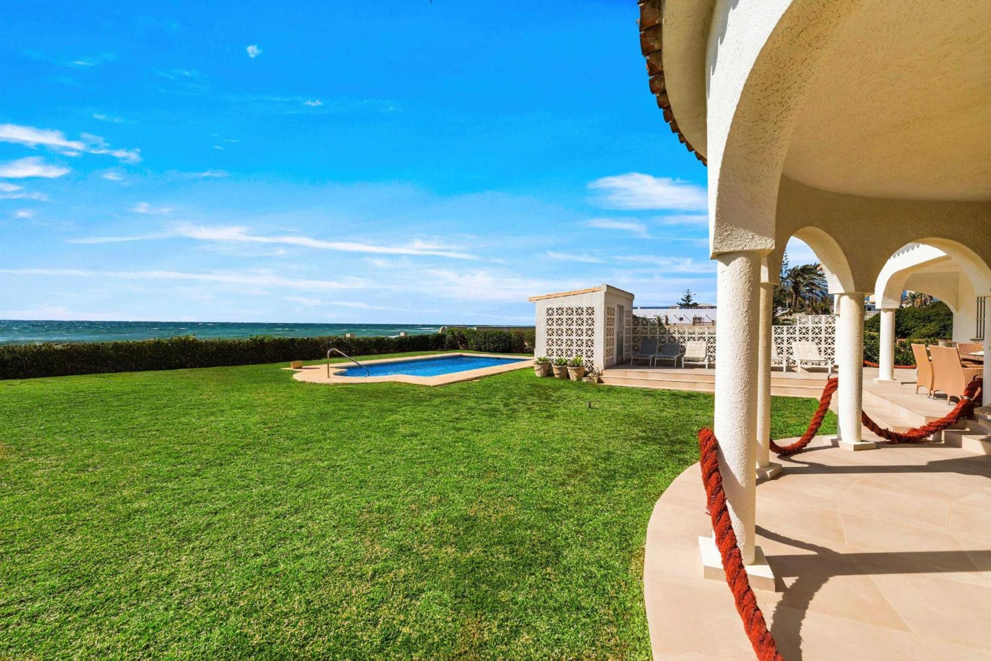 1100 Beachfront First Line Villa *